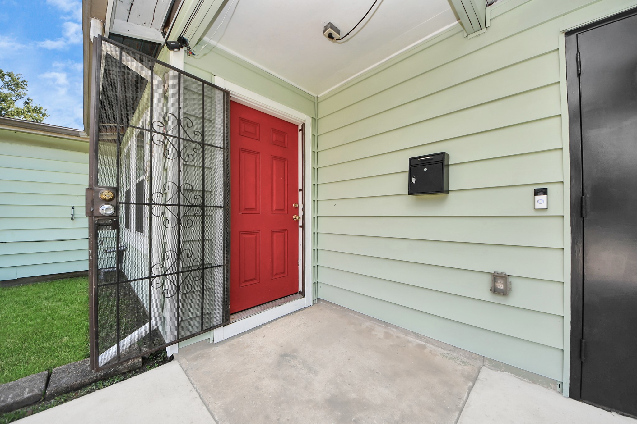 5202 Pensdale Street Houston, TX 77033 - Photo 6 of 32 a view of a house with a door