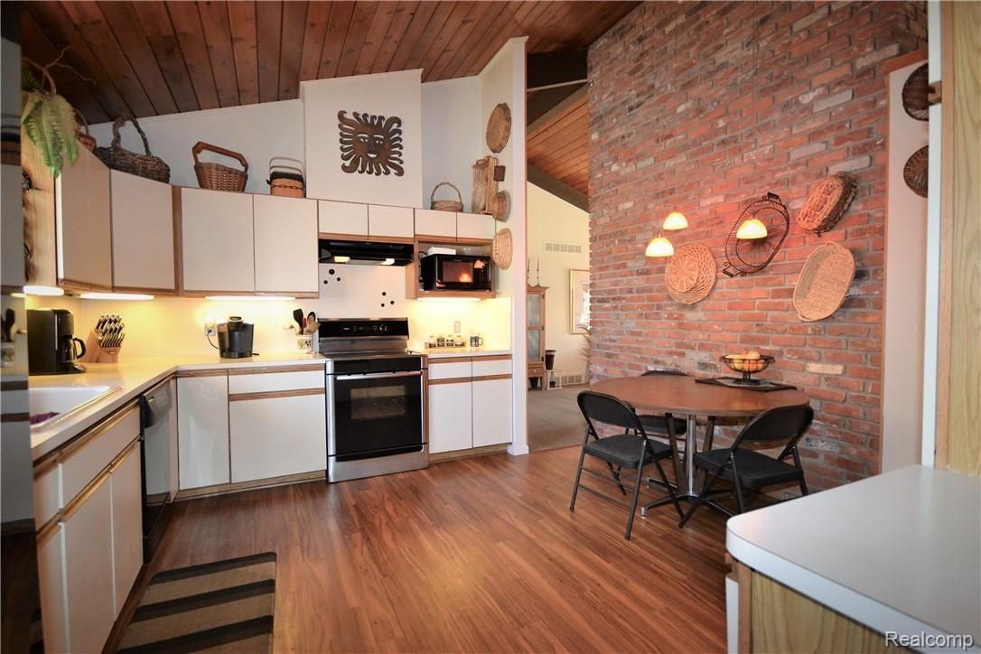 4763 Patrick Road West Bloomfield, MI 48322 - Photo 14 of 48 14.JPG