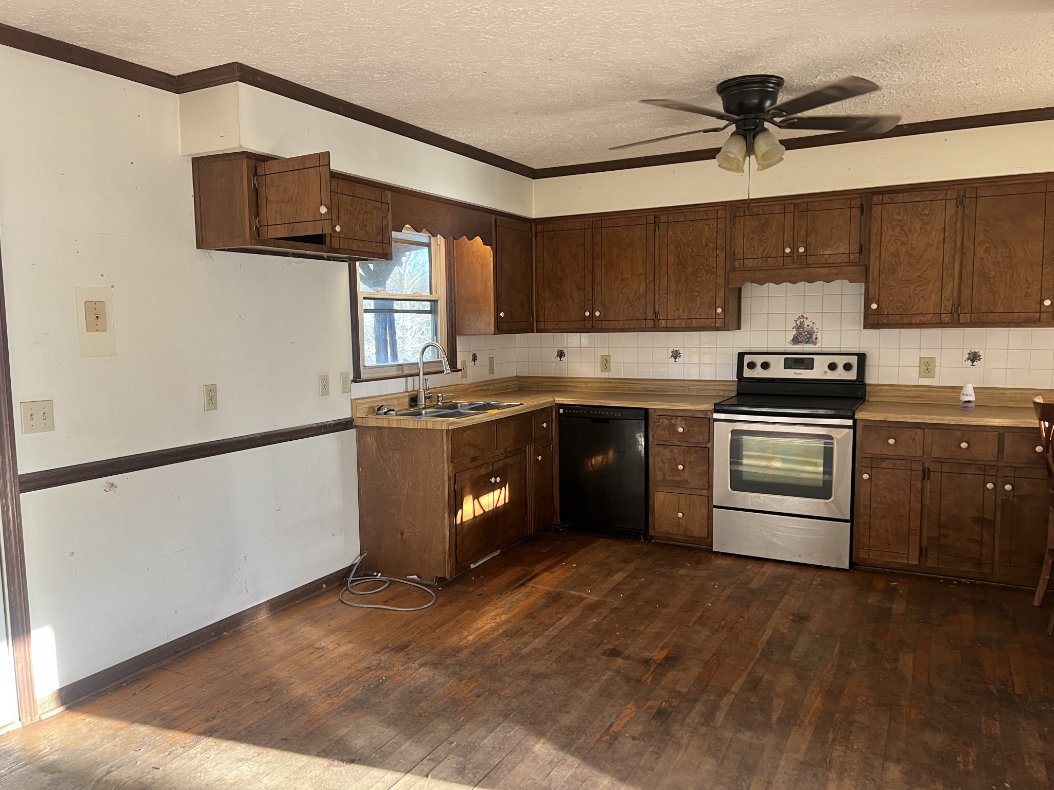 3714 Black Road Springfield, TN 37172 - Photo 5 of 11 a kitchen with stainless steel appliances granite countertop a sink a stove a refrigerator a microwave oven with cabinets and wooden floor