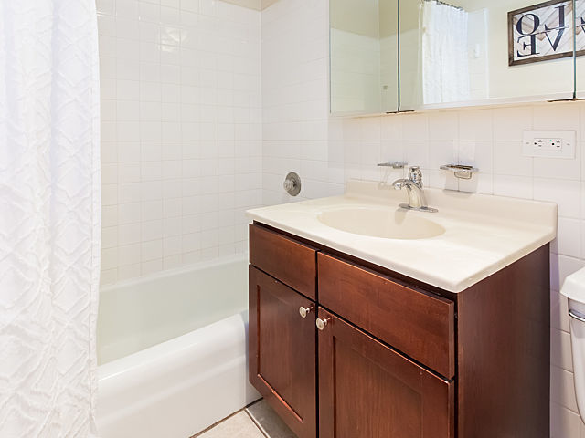 655 West Irving Park Road, Unit 3206 Chicago, IL 60613 - Photo 14 of 20 a bathroom with a sink and a bathtub
