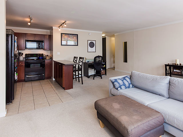 655 West Irving Park Road, Unit 3206 Chicago, IL 60613 - Photo 9 of 20 a living room with furniture