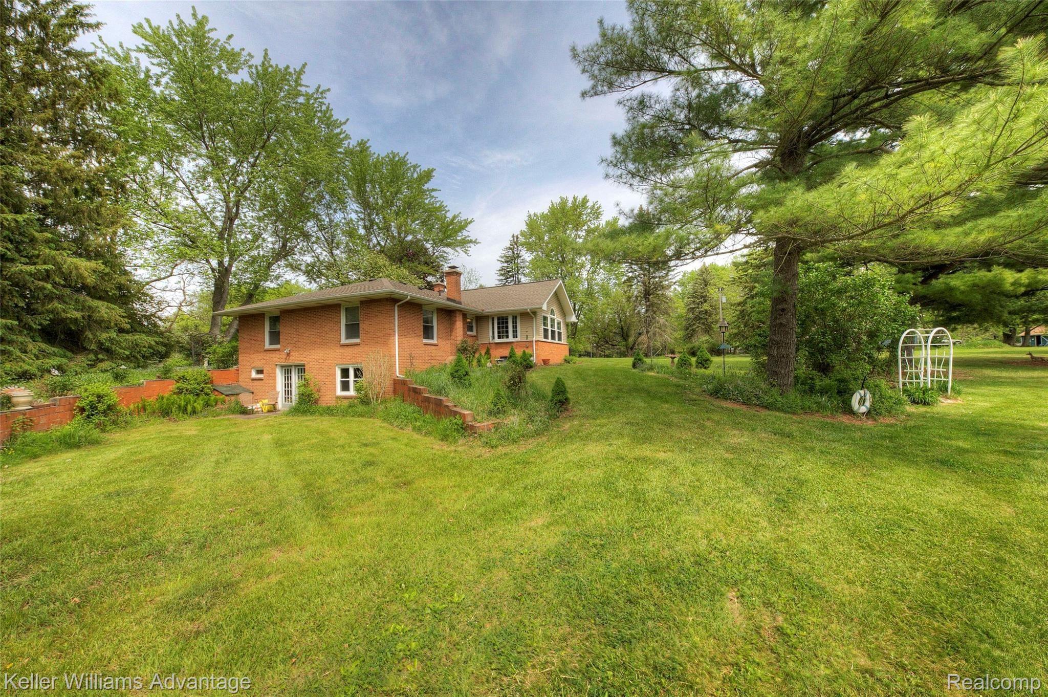 8134 Earhart Road South Lyon, MI 48178 - Photo 4 of 43 4H8A1879_80_81.jpg