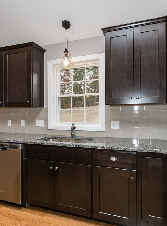 173 Cabinet Street Springfield, MA 01129 - Photo 11 of 33