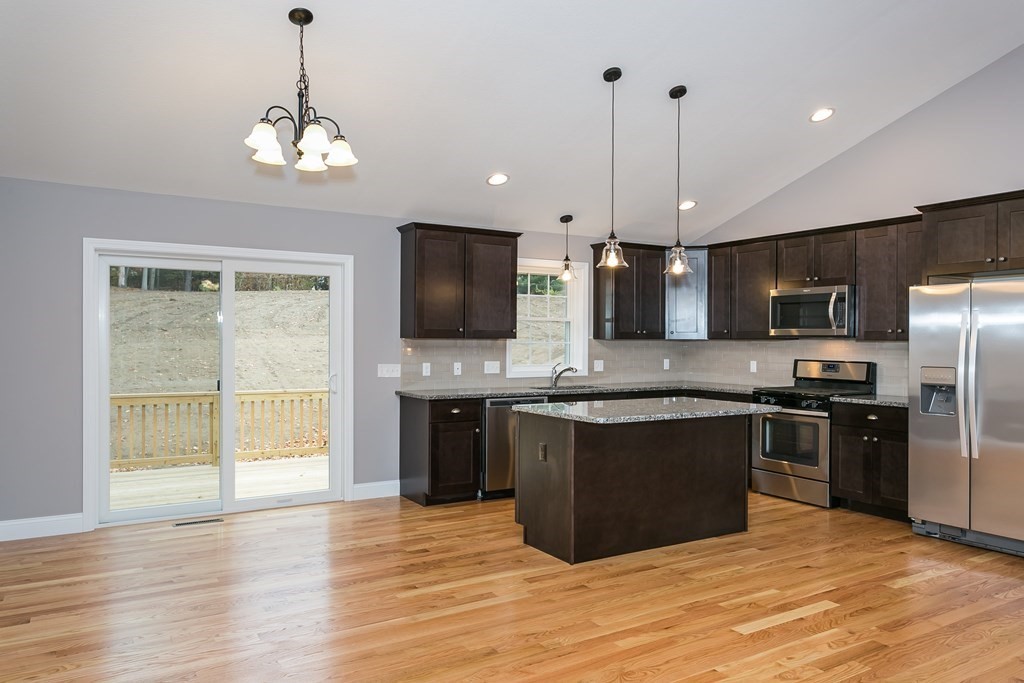173 Cabinet Street Springfield, MA 01129 - Photo 8 of 33