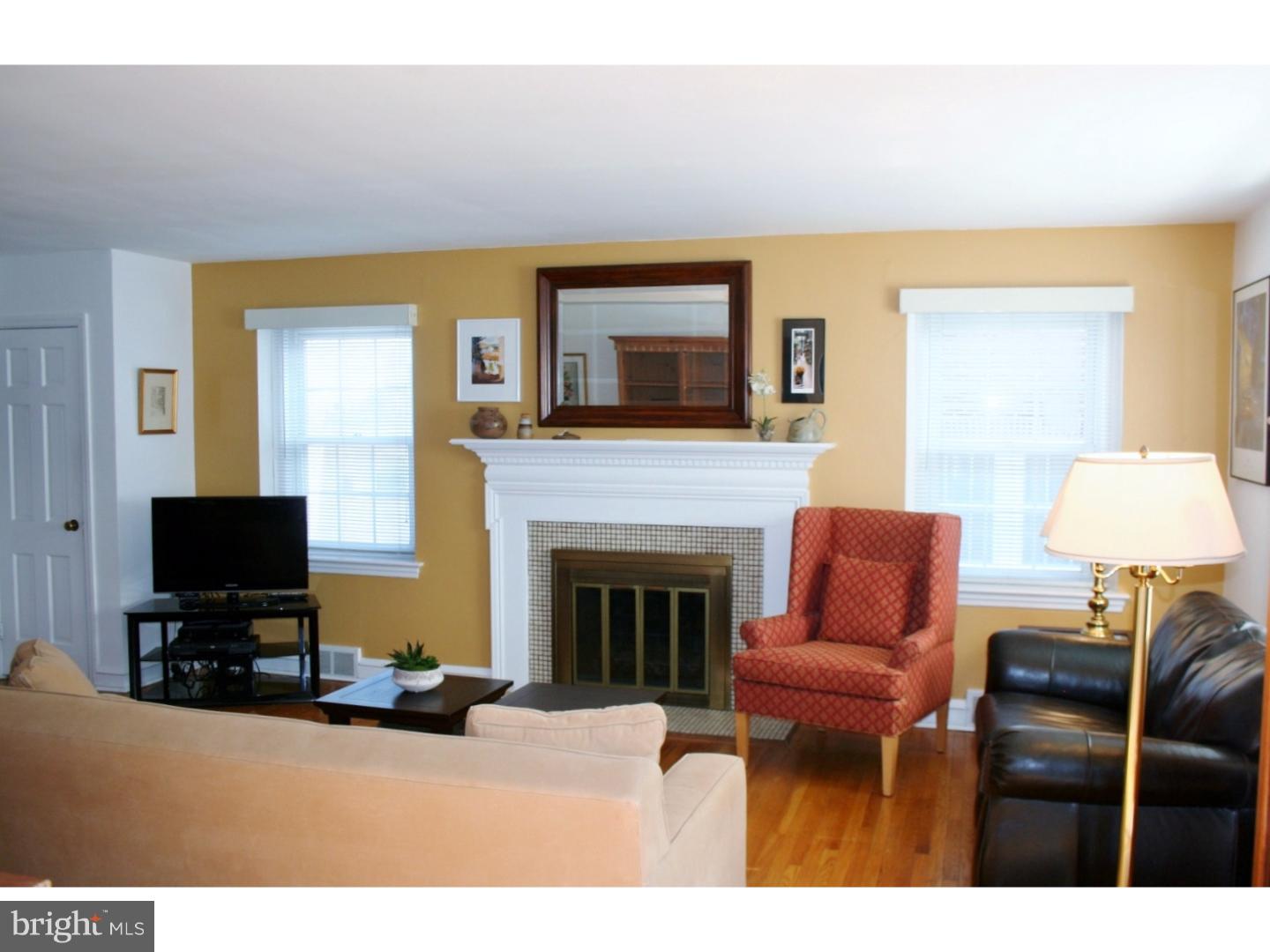 509 Broadview Road Upper Darby, PA 19082 - Photo 3 of 19 Living Room