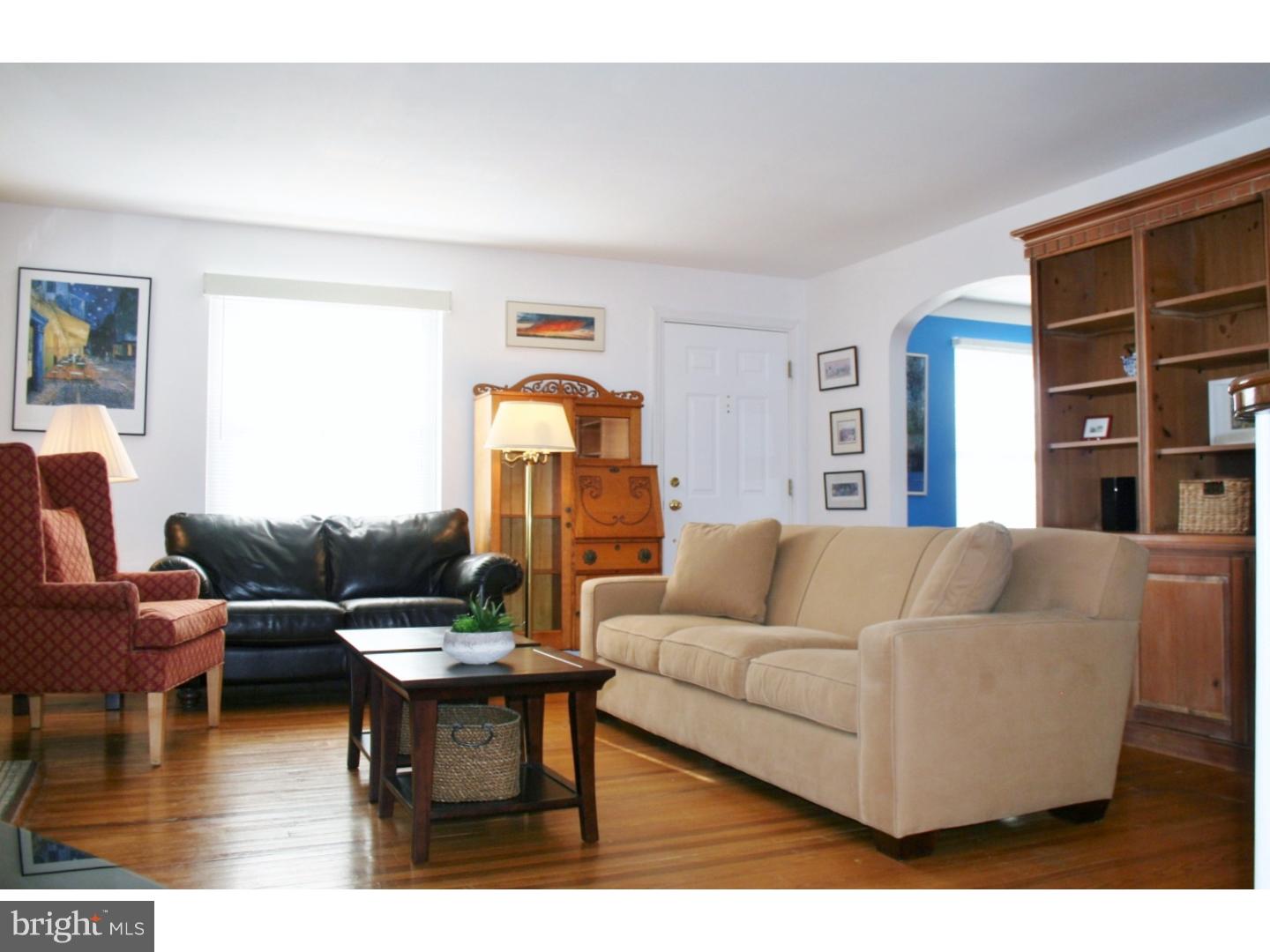 509 Broadview Road Upper Darby, PA 19082 - Photo 4 of 19 Living Room