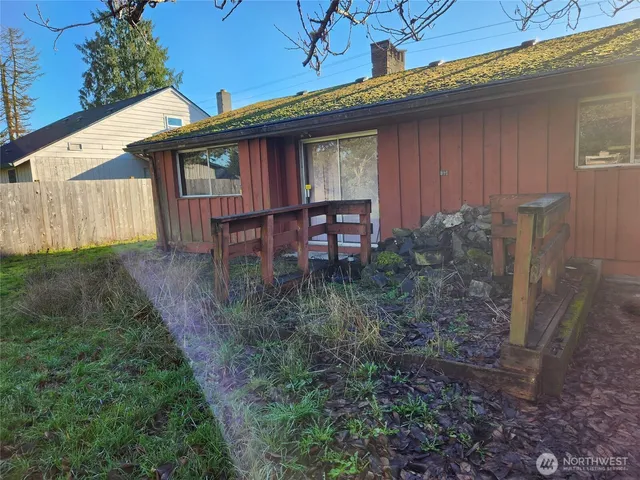 a view of a house with backyard and sitting area