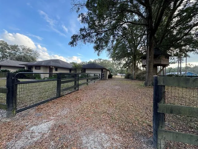 a view of a livingroom with furniture window and outside view