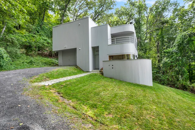 a view of a house with backyard and garden