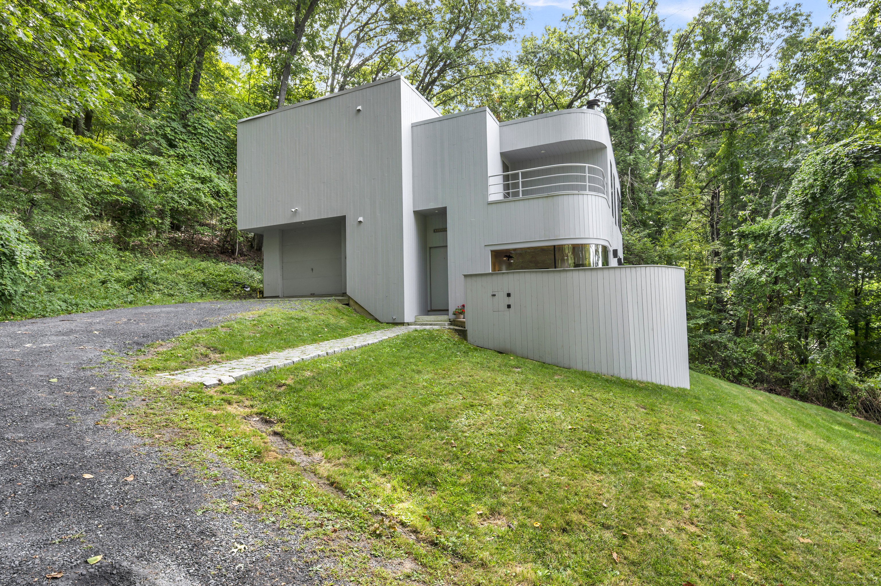 a view of a house with backyard and garden