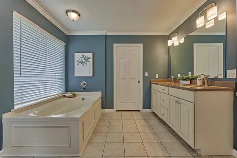 $850,000 | 8 Wind River Court, Conroe, TX 77384