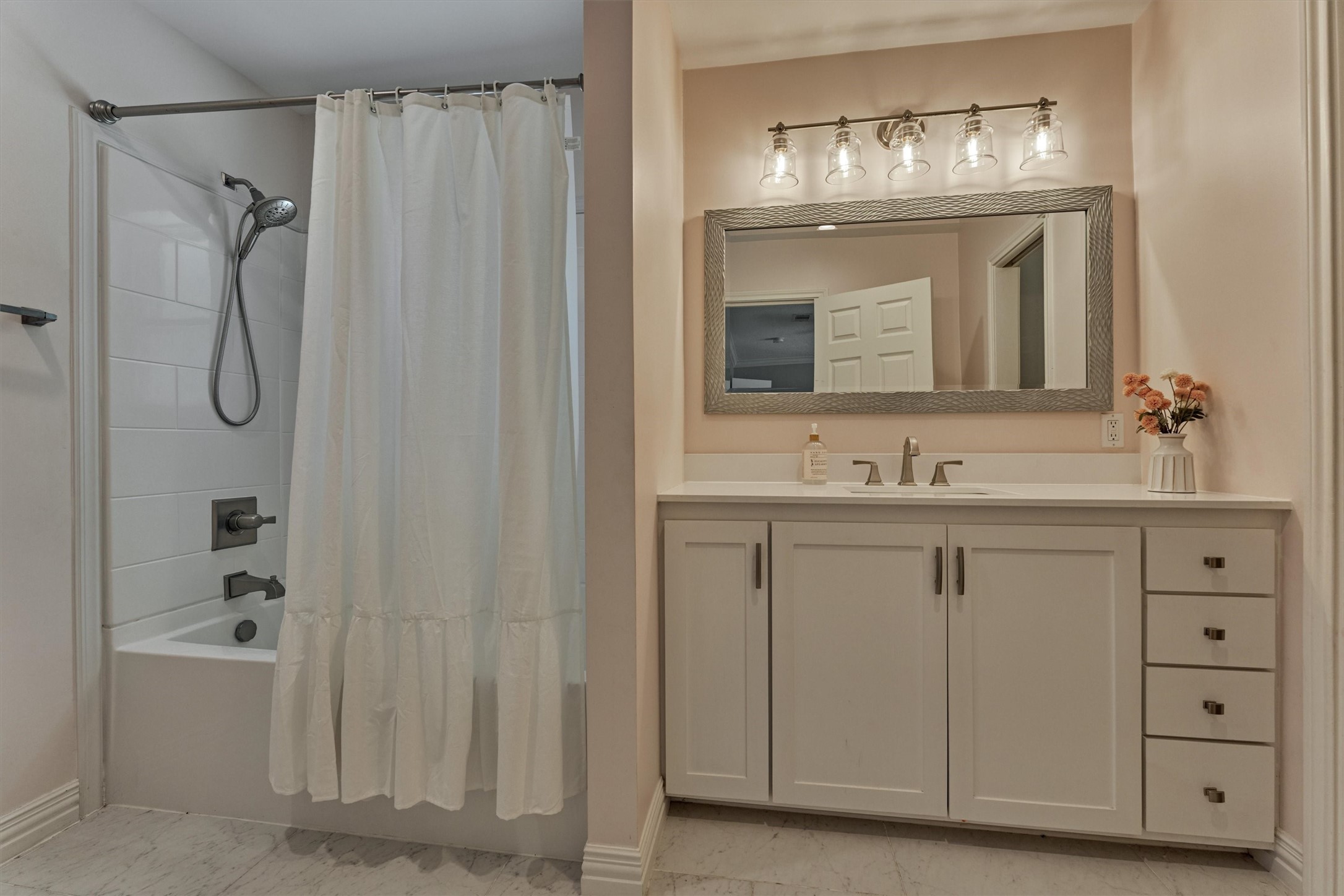 8 Wind River Court Conroe, TX 77384 - Photo 28 of 50 En suite bath features oversized vanity, updated tub/shower combo, and walk-in closet.