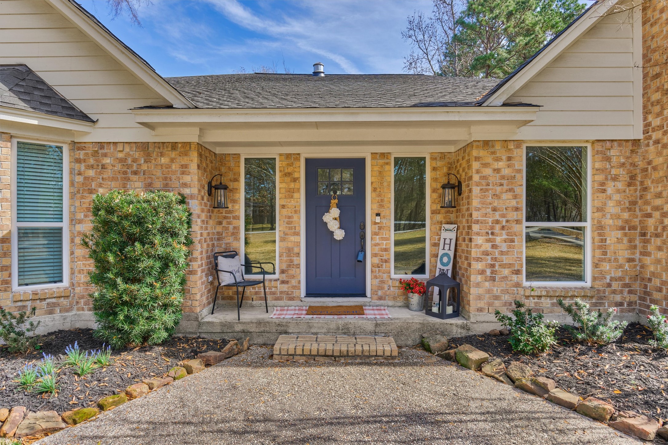 8 Wind River Court Conroe, TX 77384 - Photo 4 of 50 Inviting front entry features updated front door + side lights for added appeal.