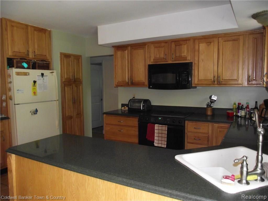 11269 Judd Road Fowlerville, MI 48836 - Photo 4 of 32 Kitchen offers lots of cabinets and counterspace