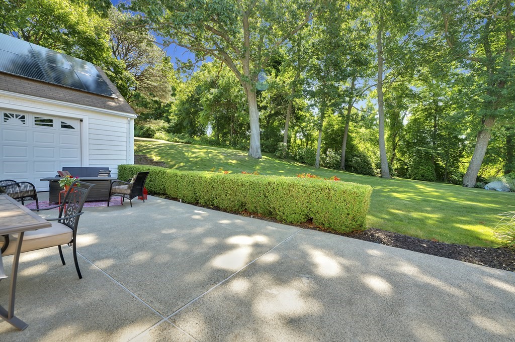 3 Bradford Road Danvers, MA 01923 - Photo 4 of 33 Gallery Image 4