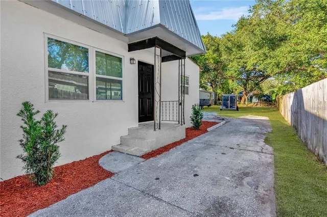 a view of a house with backyard and garden