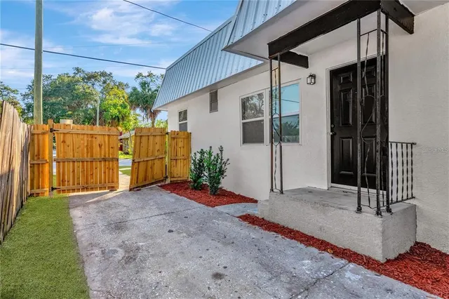 a view of a backyard