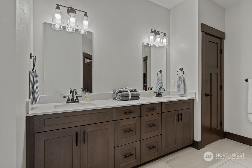 1450 Old Cedars Road Cle Elum, WA 98922 - Photo 20 of 40 a bathroom with double vanity sinks a vanity a lamp and a mirror