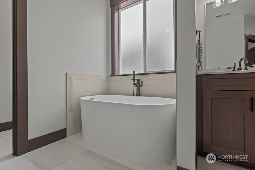 1450 Old Cedars Road Cle Elum, WA 98922 - Photo 21 of 40 a bathroom with a sink and a mirror