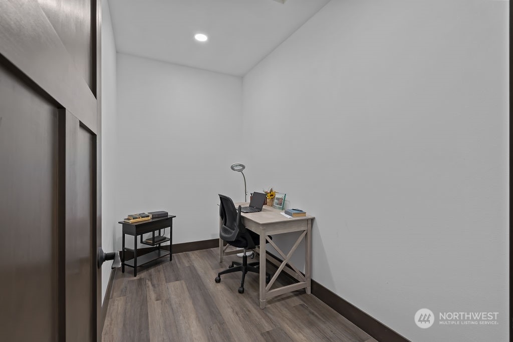 1450 Old Cedars Road Cle Elum, WA 98922 - Photo 26 of 40 a workspace with furniture and wooden floor