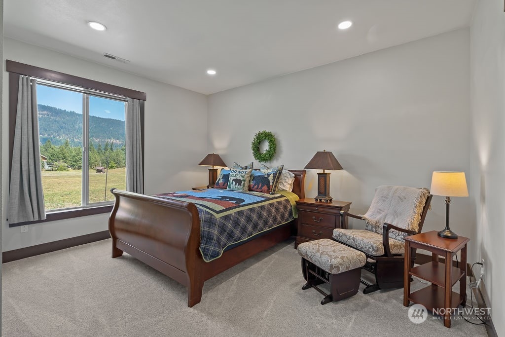1450 Old Cedars Road Cle Elum, WA 98922 - Photo 27 of 40 a bedroom with bed and a window