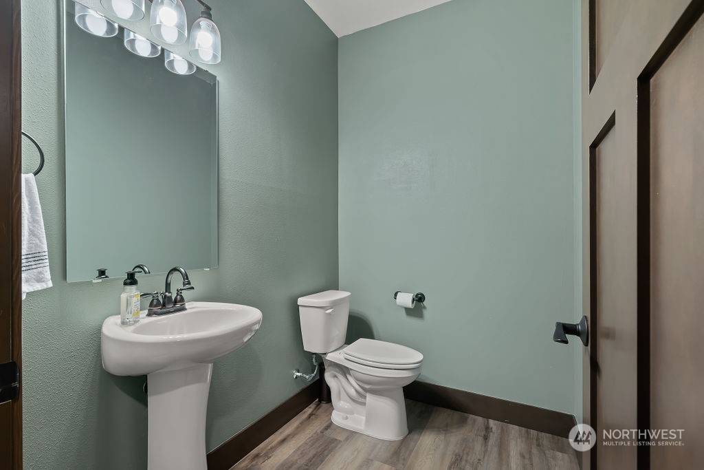 1450 Old Cedars Road Cle Elum, WA 98922 - Photo 31 of 40 a bathroom with a toilet sink and mirror