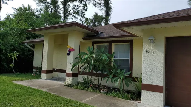 a front view of house with yard