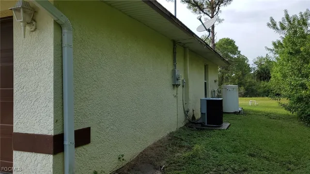 a view of a backyard