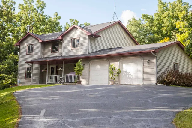 $575,900 | 4302 Green Leaf Glen, Dodgeville, WI 53533