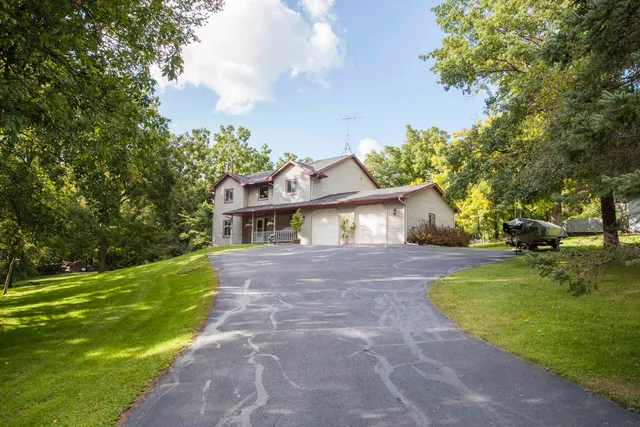 $575,900 | 4302 Green Leaf Glen, Dodgeville, WI 53533