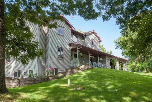$575,900 | 4302 Green Leaf Glen, Dodgeville, WI 53533