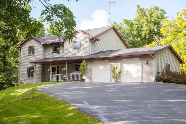 $575,900 | 4302 Green Leaf Glen, Dodgeville, WI 53533