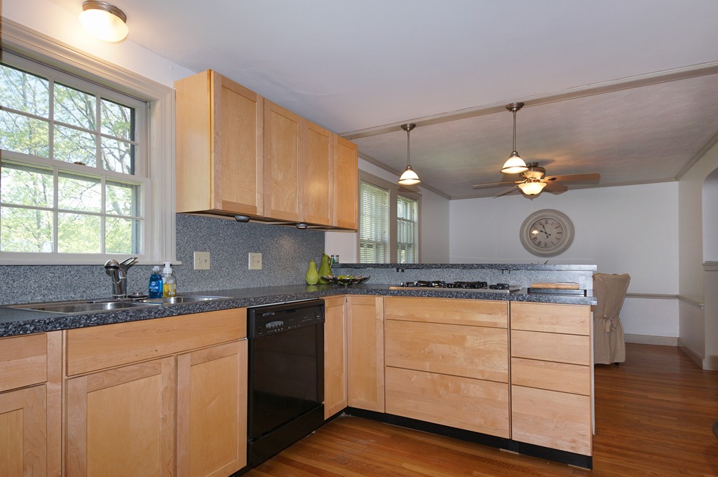 7 Crawford Road Burlington, MA 01803 - Photo 10 of 25 Gallery Image 10