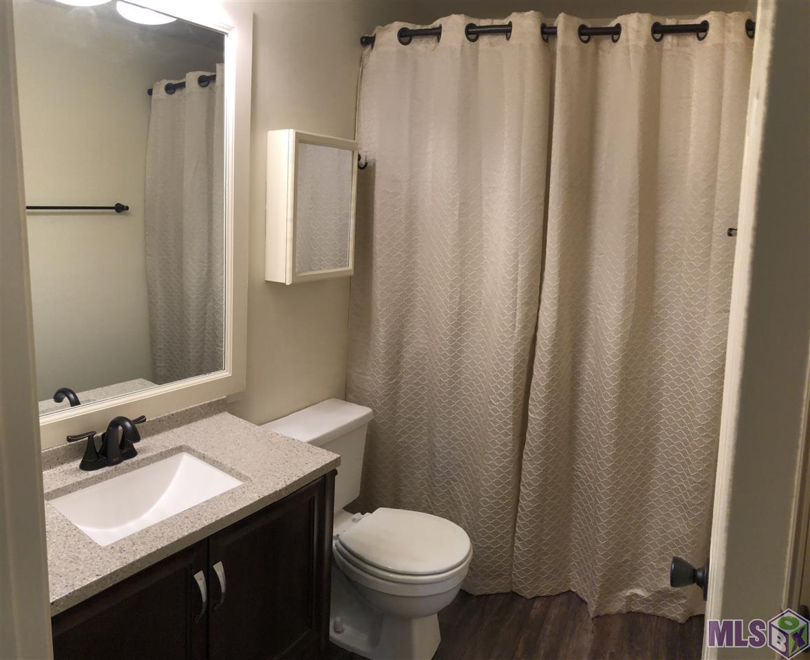 2113 Maple Ridge Avenue Baton Rouge, LA 70816 - Photo 9 of 11 Hall bath
