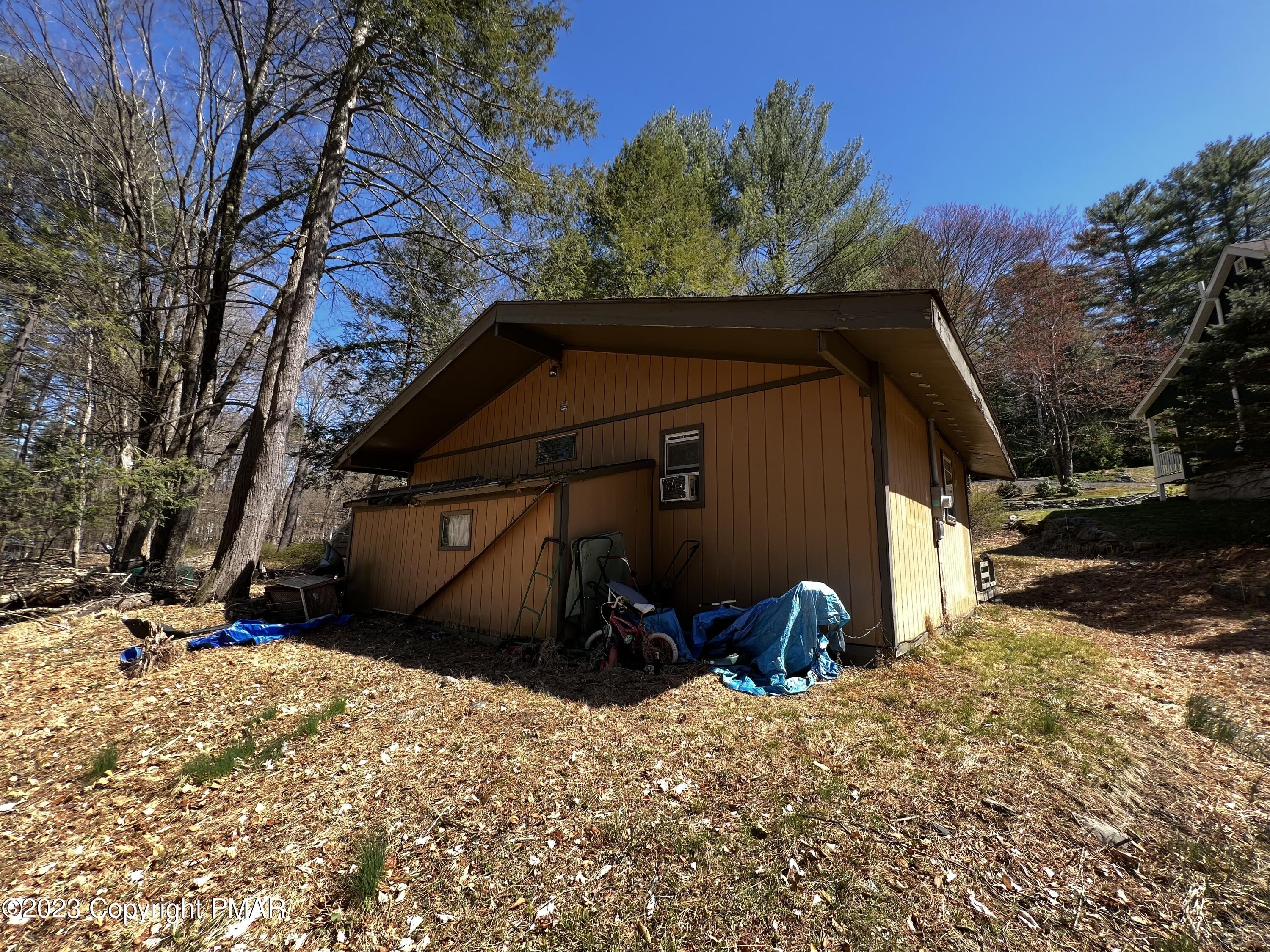 108 Mink Lane Bushkill, PA 18324 - Photo 11 of 15 a view of a two tub of the house