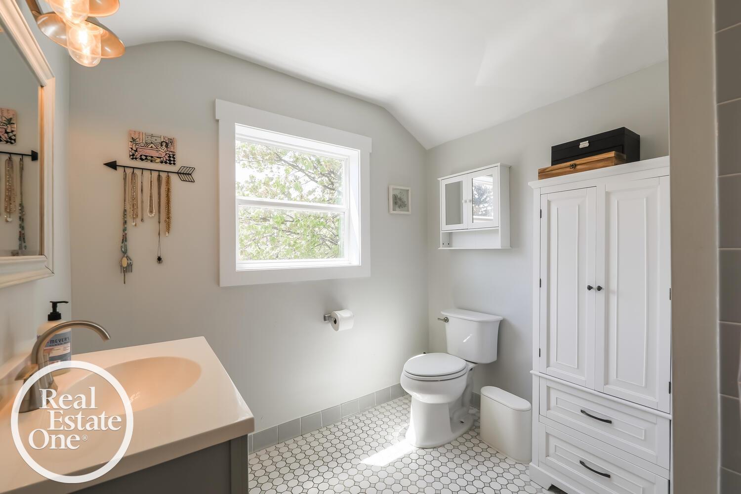 881 Nottingham Road Grosse Pointe, MI 48230 - Photo 21 of 25 50174598-c4aa0463-4201-4c9d-8bdd-dcde3e2350e0.JPG