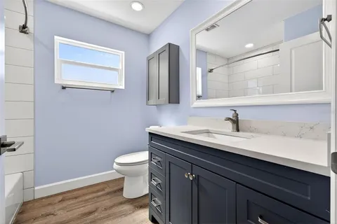 an empty room with wooden floor a ceiling fan and closet