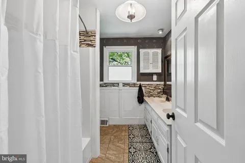 $1,200,000 | 204 Garnet Lane, Bala Cynwyd, PA 19004