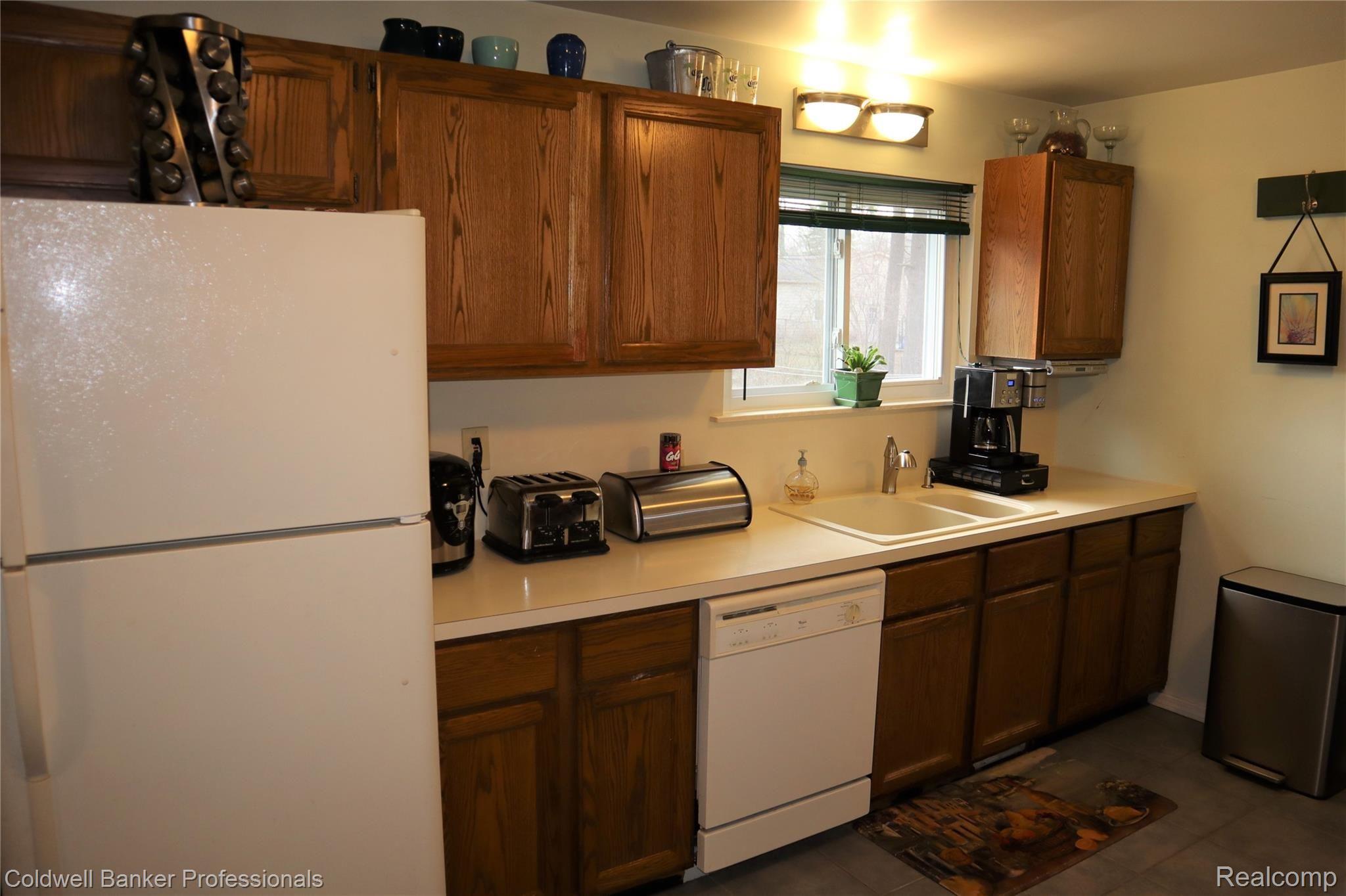 8075 South Eston Road Clarkston, MI 48348 - Photo 12 of 47 Lots of cabinets and counters!