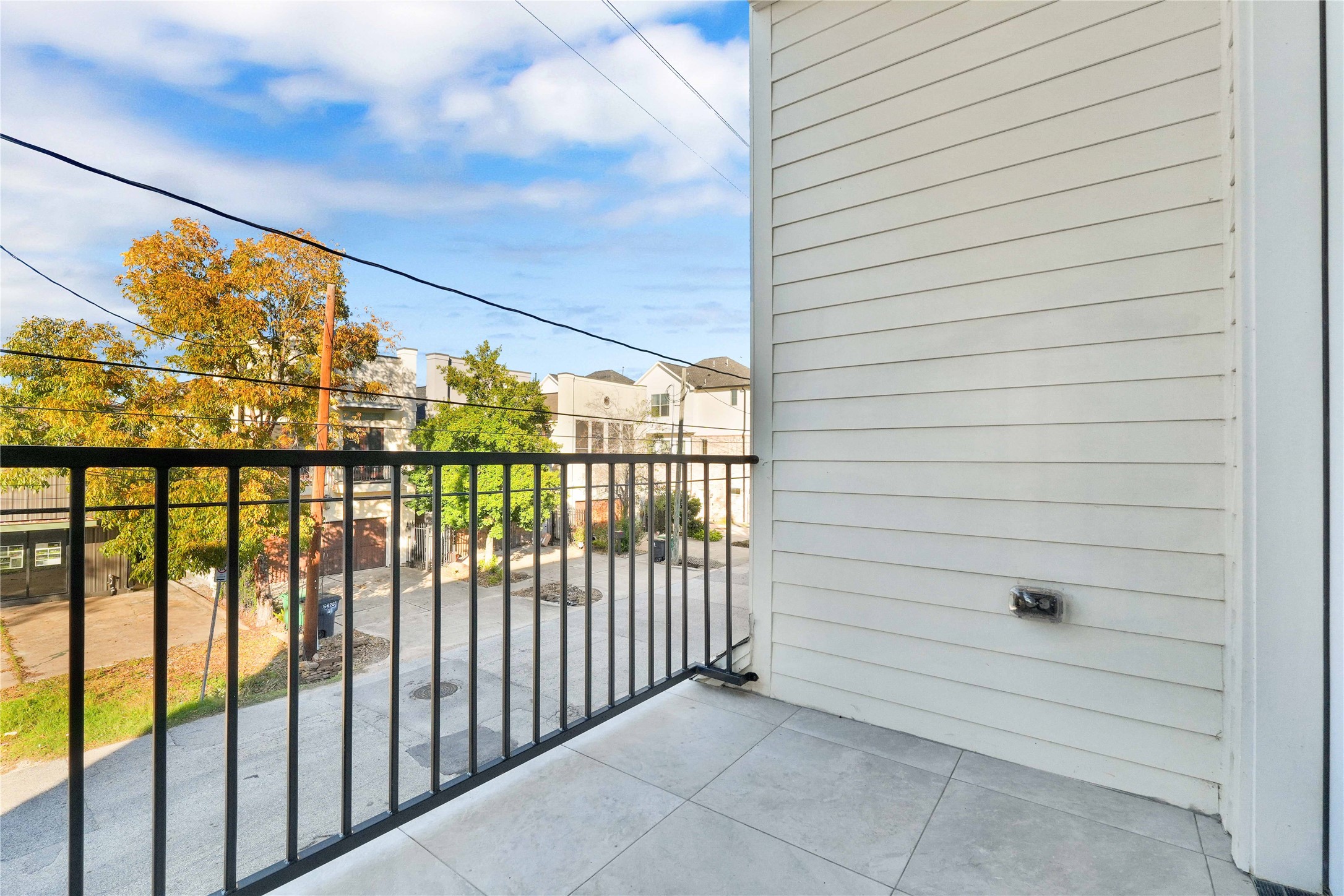 5439 Darling Street Houston, TX 77007 - Photo 20 of 42 Second floor balcony