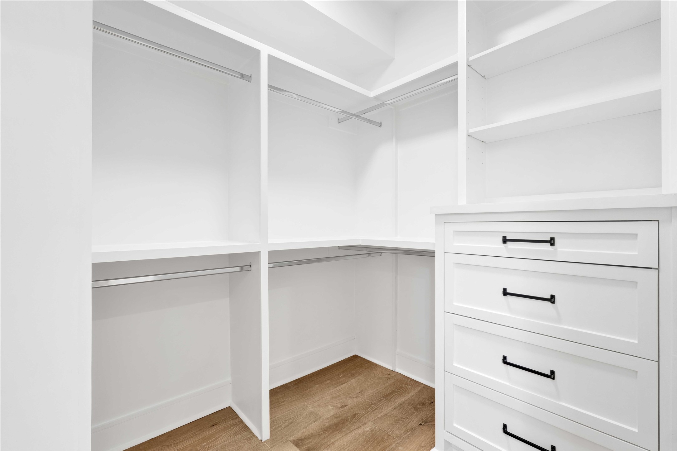 5439 Darling Street Houston, TX 77007 - Photo 26 of 42 Primary bedroom closet