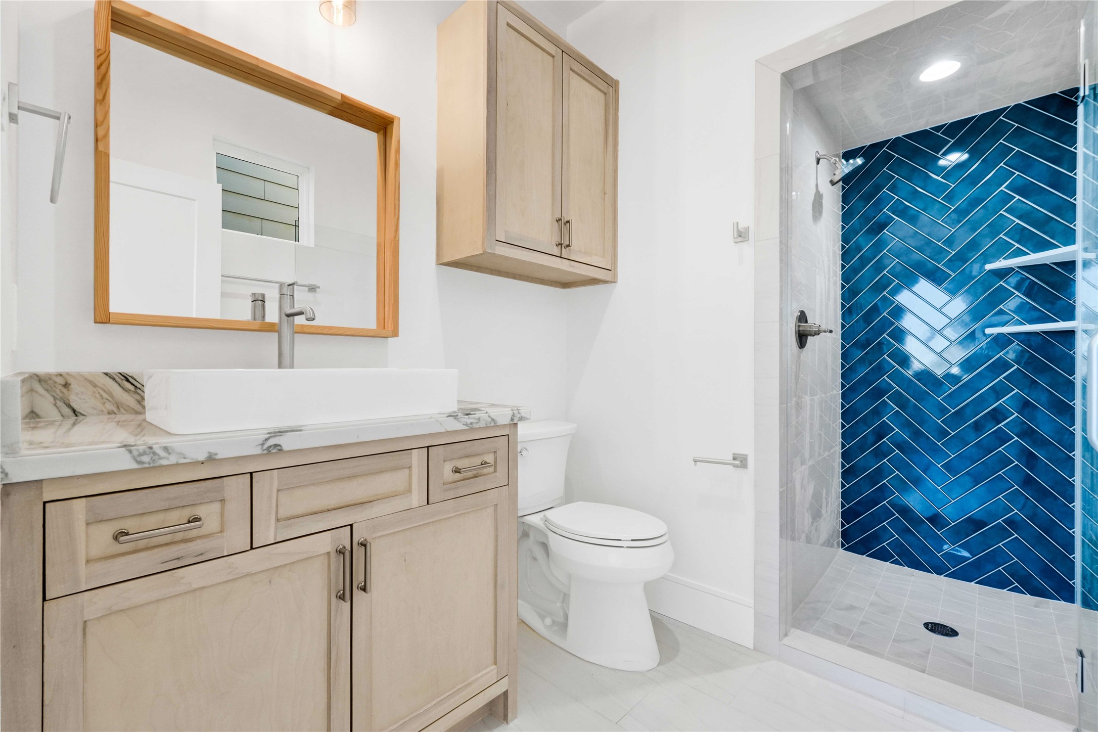 5439 Darling Street Houston, TX 77007 - Photo 30 of 42 En-suite bathroom on the third floor