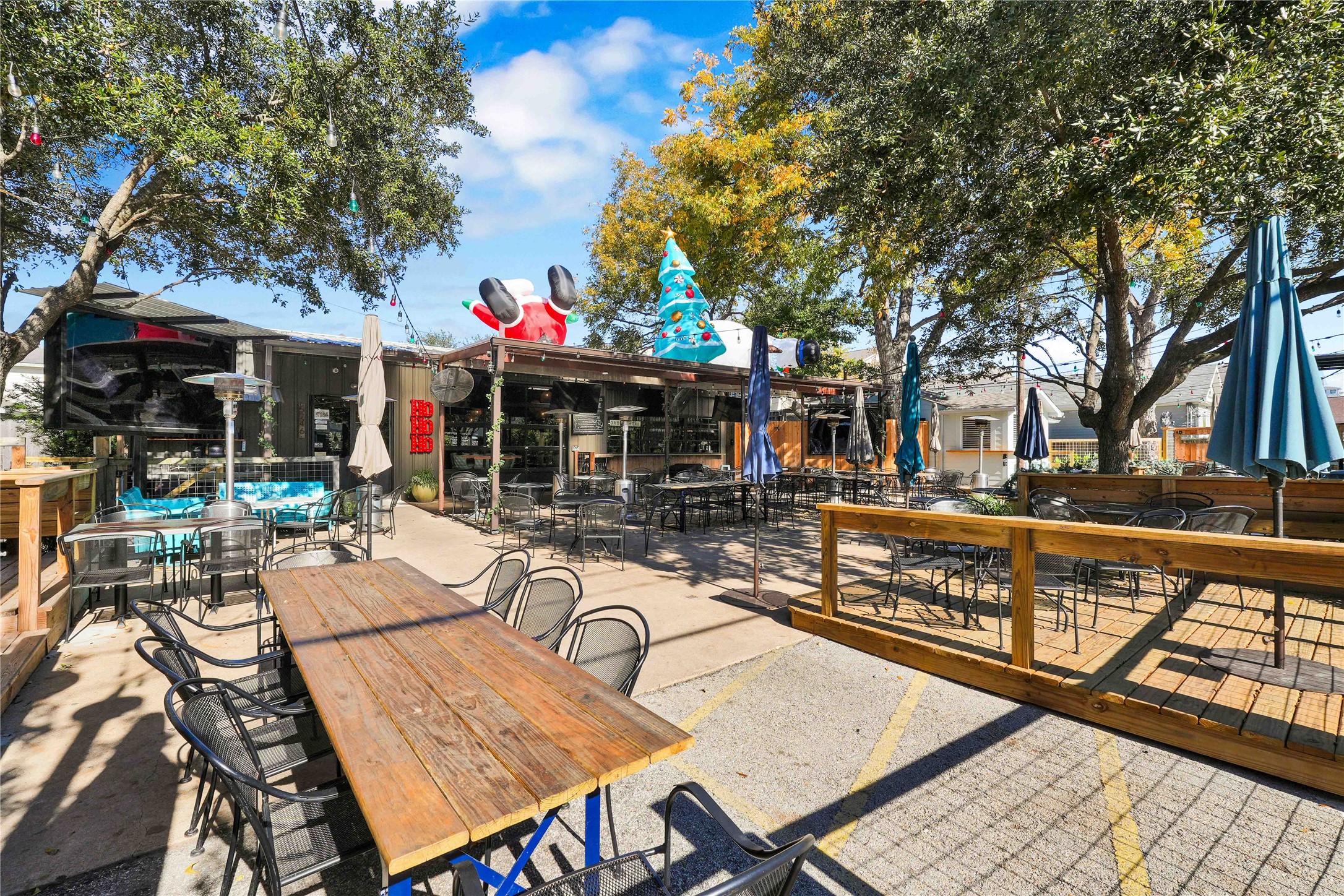 5439 Darling Street Houston, TX 77007 - Photo 37 of 42 Explore the energy of Cottage Grove with nearby bars, restaurants, and neighborhood hotspots—Houston living at its finest.