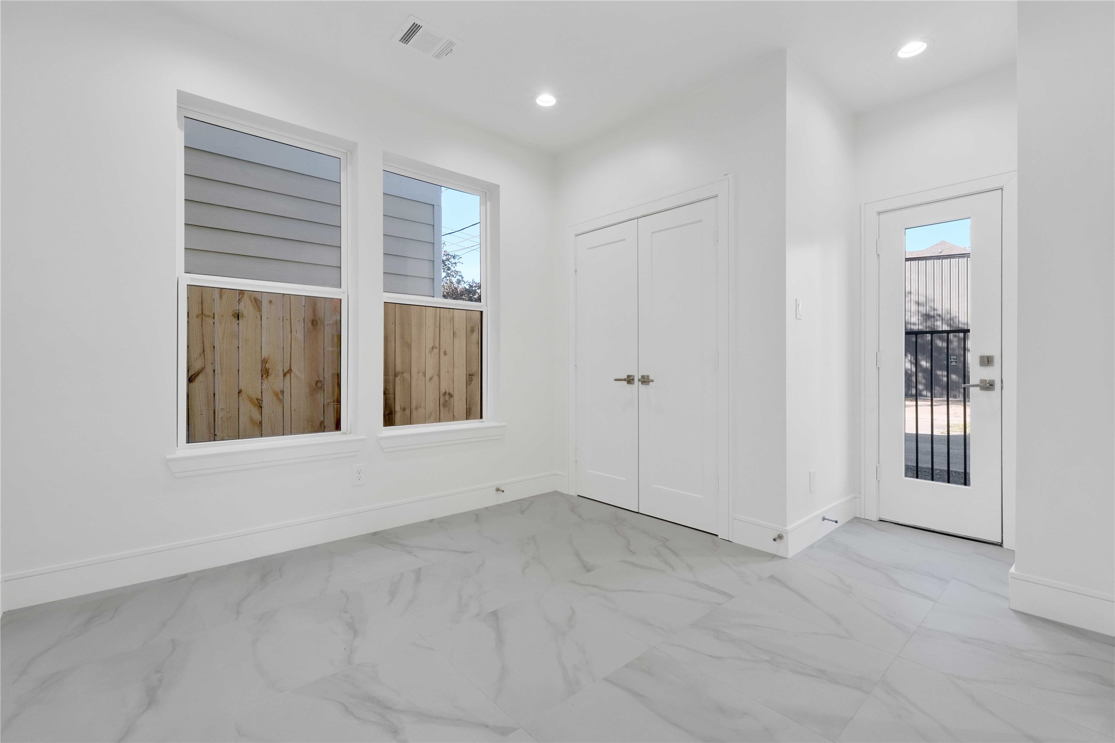 5439 Darling Street Houston, TX 77007 - Photo 4 of 42 Spacious first-floor en-suite bedroom featuring a separate entrance—ideal for guests, a dedicated office, or potential short-term rental use.