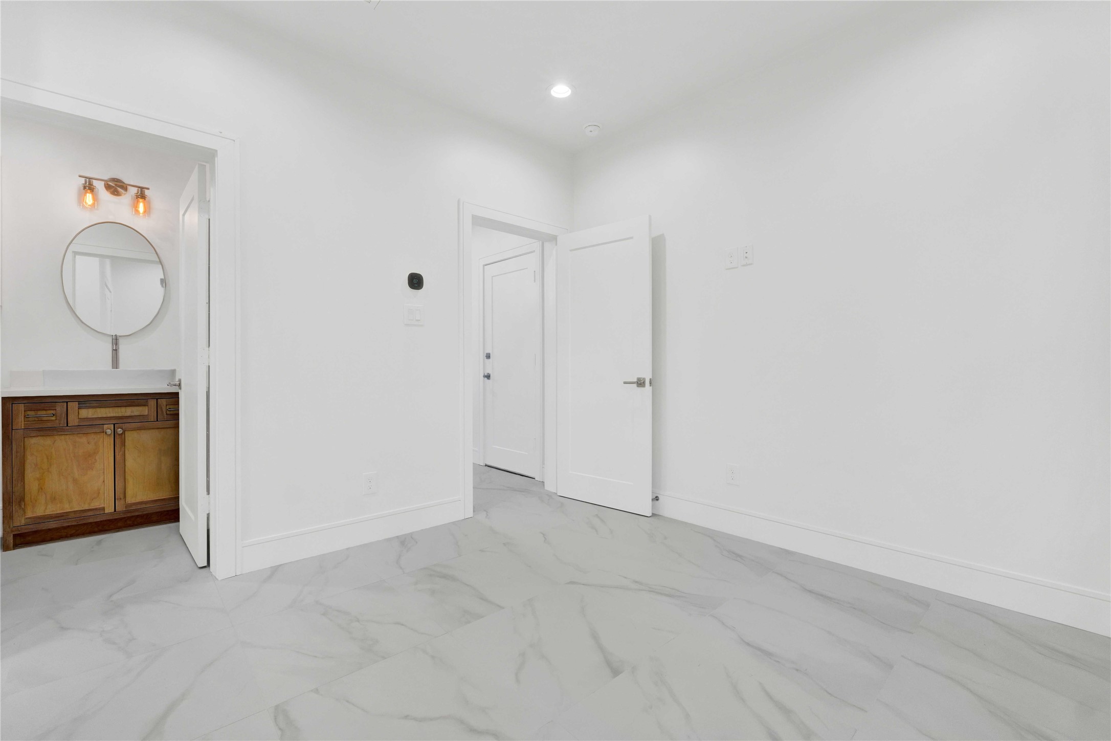 5439 Darling Street Houston, TX 77007 - Photo 6 of 42 Spacious first-floor en-suite bedroom featuring a separate entrance—ideal for guests, a dedicated office, or potential short-term rental use.