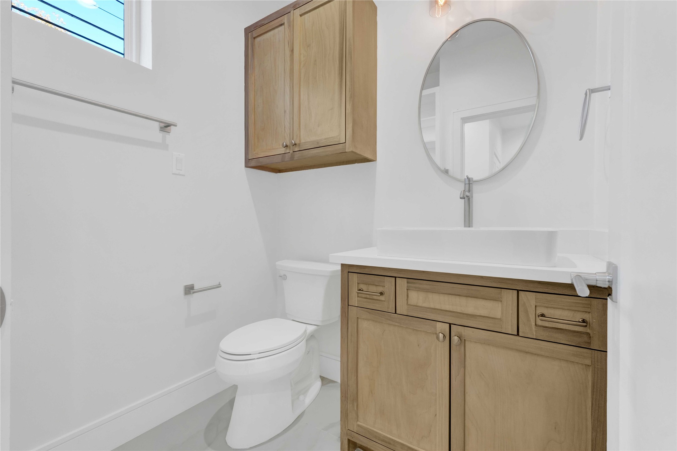 5439 Darling Street Houston, TX 77007 - Photo 7 of 42 First floor full bathroom with custom finishes.