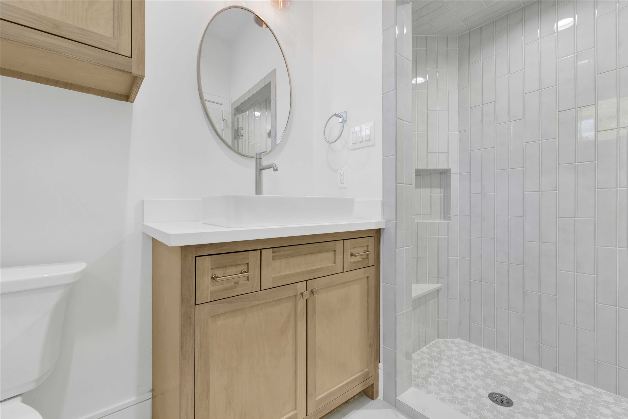 5439 Darling Street Houston, TX 77007 - Photo 8 of 42 First floor full bathroom with custom finishes.