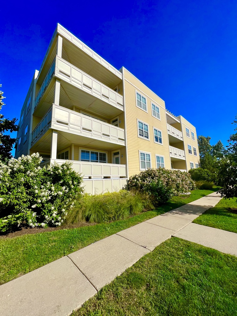 977 Harris Road, Unit 11 Grayslake, IL 60030 - Photo 1 of 30 a front view of a building