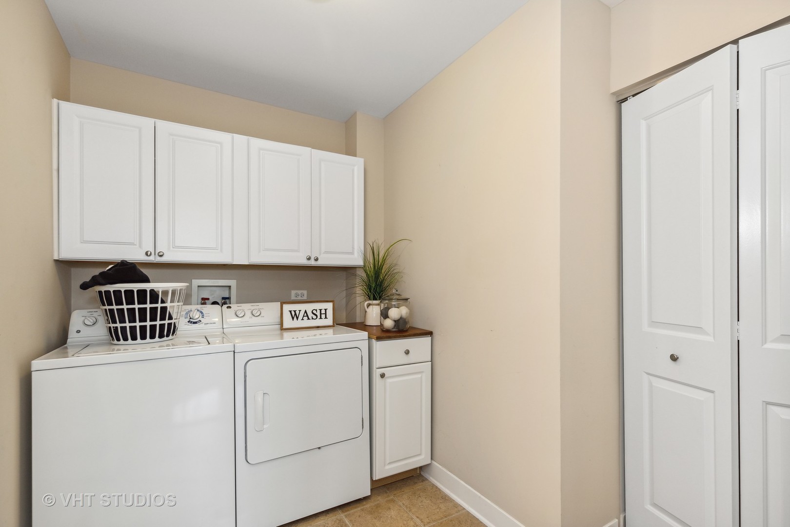 977 Harris Road, Unit 11 Grayslake, IL 60030 - Photo 16 of 30 a utility room with dryer and washer