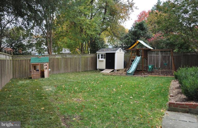 5602 Ridgefield Road Bethesda, MD 20816 - Photo 2 of 25 Back yard